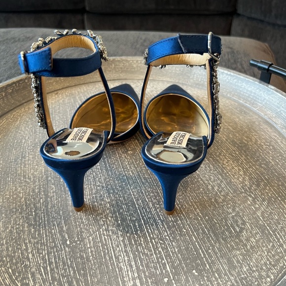 Badgley Mischka Esmeralda
Embellished Pointed Toe Royal Blue Silk pump h… - Picture 5 of 12